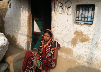 آشا گاؤ گھاٹ میں خواتین کو خاندانی منصوبہ بندی کی مشاورت فراہم کرتے ہیں - الہ آباد میں ایک شہری کچی آبادی