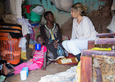 Comic Relief et la célébrité britannique Stacey Solomon visitent l'événement de sensibilisation communautaire intégrée de Kampala