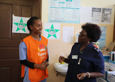 Une infirmière encadrée par Sisi-Kwa-Sisi transforme une ville tanzanienne et contribue à l'augmentation du nombre d'utilisateurs du LARC