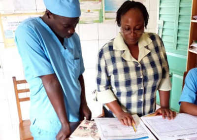 En AOF, les activités de coaching contribuent à améliorer la prestation de services de planification familiale et la création de la demande