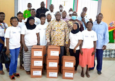 Des jeunes leaders à Koudougou, au Burkina Faso, donnent aux clients un moyen d'exprimer leur opinion sur la qualité du service