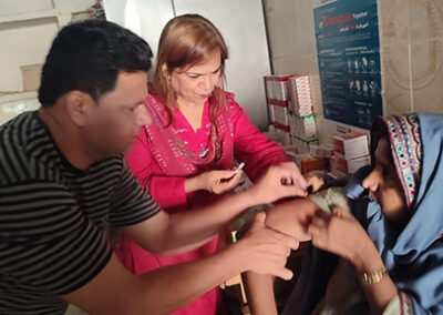 خاندانی منصوبہ بندی کی خدمات کو فروغ دینے والی مرد نرس پاکستانی معاشرتی اصولوں کو تبدیل کرنے میں مدد کرتی ہے