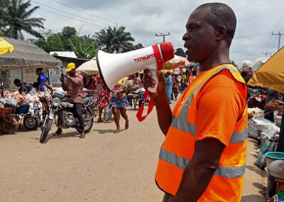 पुरुष पुरुष स्वास्थ्य संवर्धन अधिकारी से संबंधित हैं जो अक्वा इबोम, नाइजीरिया में पुरुष सगाई को मजबूत करने की मांग कर रहे हैं