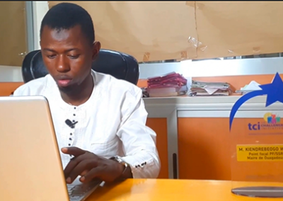 साझेदारी और प्रगति: ऊगाडूगू ने स्नातक स्तर की पढ़ाई के बाद भी परिवार नियोजन की सफलता को कायम रखा