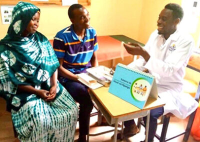 गीता डिस्ट्रिक्ट मिडवाइफ युवा दम्पतियों को ज्ञान और सेवाओं से सशक्त बनाकर तंजानिया में परिवार नियोजन को बदलने में मदद कर रही है