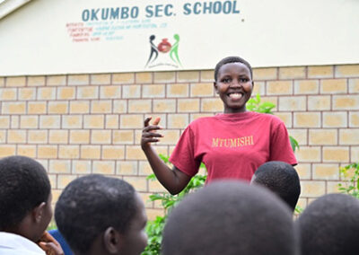 किशोर माँ से सहकर्मी परामर्शदाता तक: साइरीन प्रजनन स्वास्थ्य शिक्षा और सहायता के साथ केन्याई युवाओं को सशक्त बनाती है