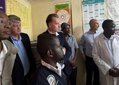 Une délégation de Bayer visitant les installations de Kibera au Kenya constate l'impact des innovations en matière de planification familiale et des efforts d'engagement communautaire TCI.