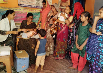 À Jalaun, dans l'Uttar Pradesh, une infirmière auxiliaire offre une promesse de santé et d'espoir grâce à des services de santé maternelle et infantile de qualité.