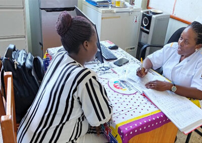 Rétablir les rêves, reconstruire l'avenir : Comment une infirmière transforme la santé des adolescents à Entebbe, en Ouganda