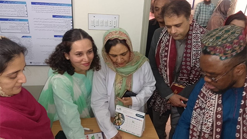 مثال کے طور پر معروف: کیسے TCI یونیورسٹی ضلع کورنگی میں فیملی پلاننگ کی تعلیم دے رہی ہے۔