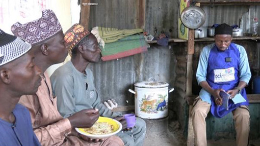 सोकोटो में, चाय विक्रेता विश्वसनीय परिवार नियोजन समर्थक बन गए हैं, रोज़मर्रा की बातचीत के ज़रिए 130,000 लोगों तक पहुँच रहे हैं